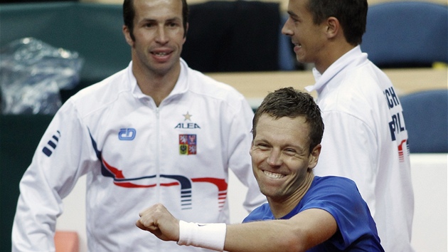 VÍTZSTVÍ. eský tenista Tomá Berdych se raduje z rozhodujícího bodu ve