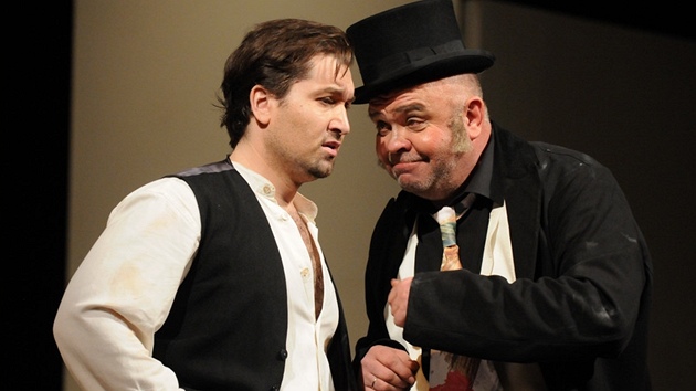 Richard Samek (Nemorino) a Jevhen Šokalo (Dulcamara) v opeře Nápoj lásky. 