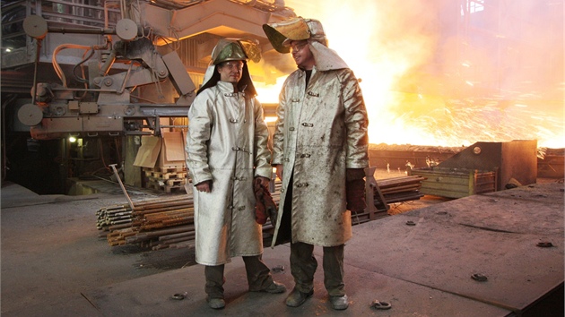 Ped árem chrání obsluhu vysoké pece speciální plát i obuv: pod ocelovými...