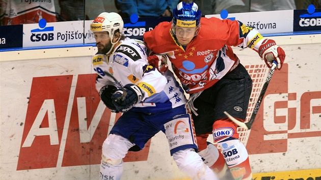 Souboj brn�nského Róberta Petrovického (vlevo) s Janem Semorádem z Pardubic.