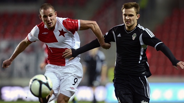 Ji�í Böhm ze Slavie (vlevo) a v souboji s Danielem Bartlem ze �i�kova.