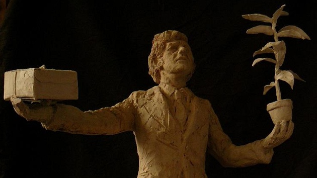 Takhle vidí Jiího Hrzána socha Jan Barto.