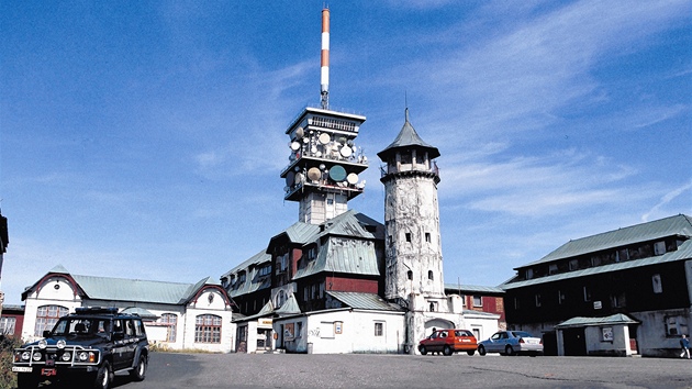 Chátrající hotel a rozhledna na Klínovci