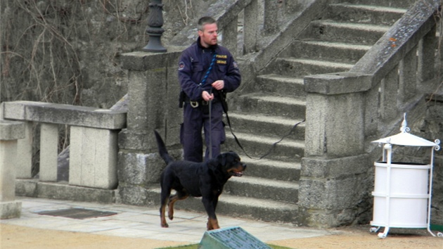 Policisté nacviovali zákrok pi vloupání do zámku v Beov nad Teplou, kde je