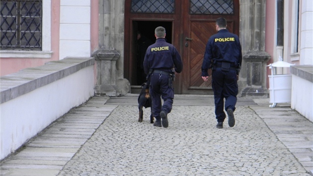 Policisté nacviovali zákrok pi vloupání do zámku v Beov nad Teplou, kde je
