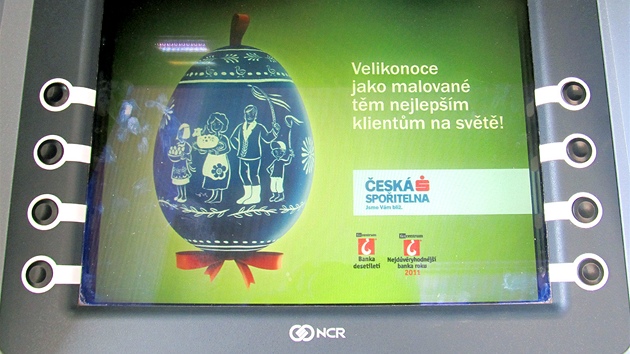 Také bankomat eské spoitelny oslavuje Velikonoce. (duben 2012)