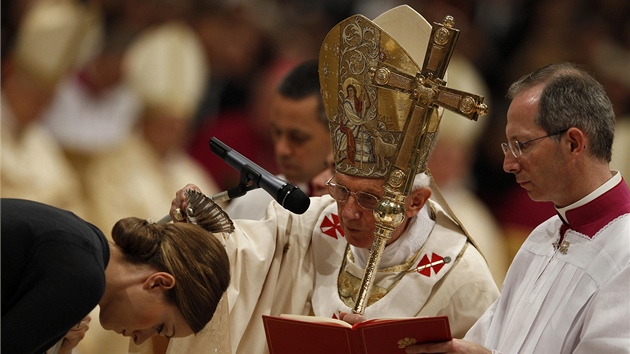 Pape Benedikt XVI. pi velikonon vigilii kt Nmku Danielu Venner. Vedle n pijal do crkve tak sedm dosplch z Albnie, Itlie, Kamerunu, Slovenska, Turkmenistnu a USA. Vigilie pat k nedlnm obadm zmrtvchvstn Pn, i kdy se slav u na Blou sobotu (avak a po setmn). (7. dubna 2012)