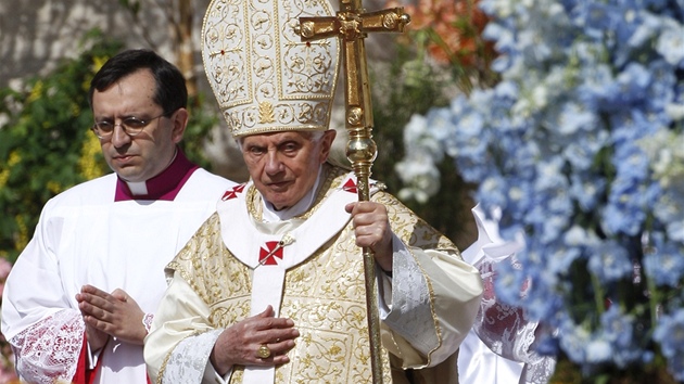 Svat otec Benedikt XVI. pichz na Svatopetrsk nmst, aby slouil mi a pednesl tradin poehnn Urbi et Orbi (Mstu a svtu). )8. dubna 2012)