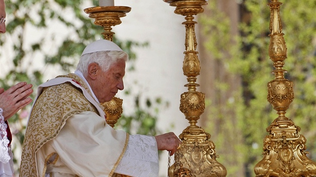Svat otec Benedikt XVI. na mi na Svatopetrskm nmst. (8. dubna 2012)