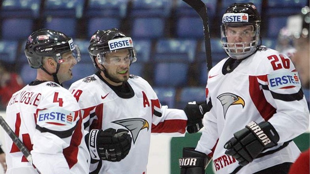 Rakousko - Ma�arsko: Raku�ané Unterluggauuer, Koch a Vanek (zleva) se radují z