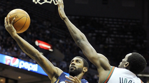 O.J. Mayo z Memphisu zakonuje pes Ekpeho Udoha z Milwaukee.