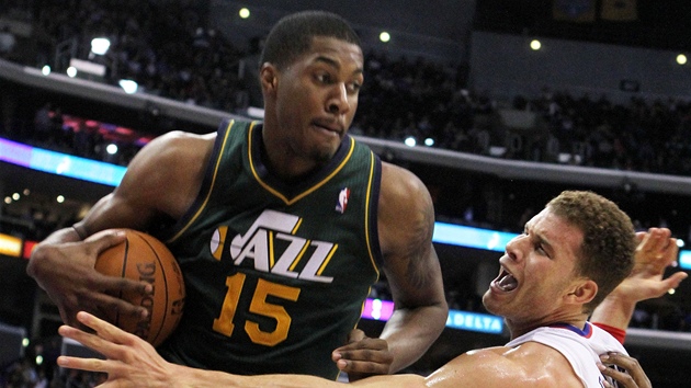 Derrick Favors z Utahu vynívá nad Blakem Griffinem z LA Clippers.