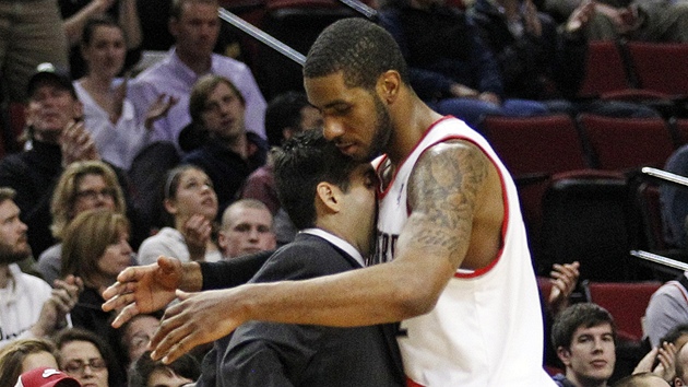 LaMarcus Aldridge a jeho portlandský kou Kaleb Canales oslavují.