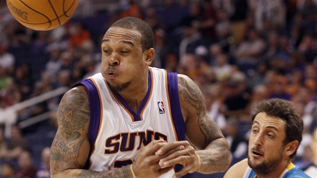 Shannon Brown z Phoenixu má k míi o poznání blí ne Marco Belinelli z New