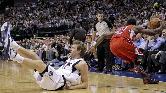 Dirk Nowitzki z Dallasu na palubovce, o mí ho obral Eric Bledsoe z LA Clippers.