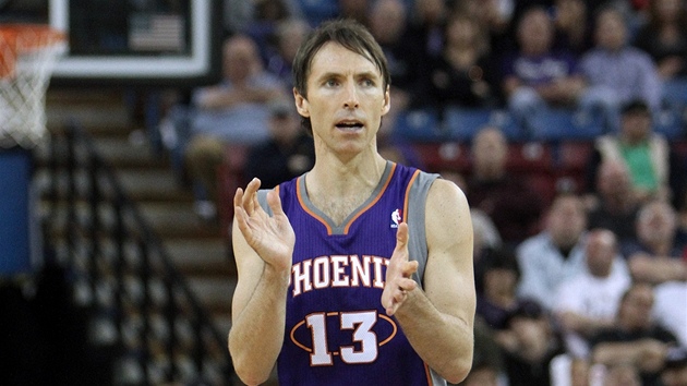 Steve Nash z Phoenixu tleská vlastní form.