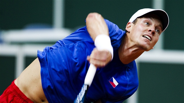 Tomá Berdych podává bhem utkání Davis Cupu se srbským protivníkem Viktorem