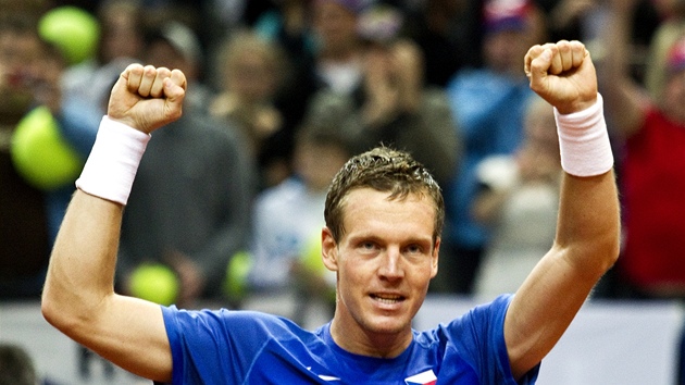 DOBOJOVÁNO! Tomá Berdych se raduje z výhry nad srbským tenistou Viktorem