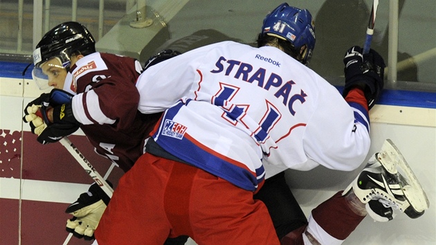 eský hokejista Petr Strapá pirazil na hrazení Robertse Jekimovse z Lotyska.