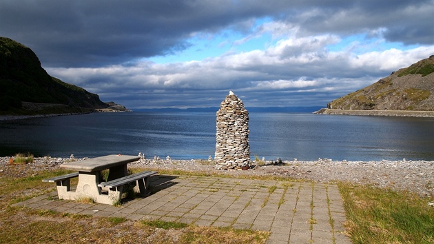 Kamenná stavba na behu Severního ledového oceánu v Norsku