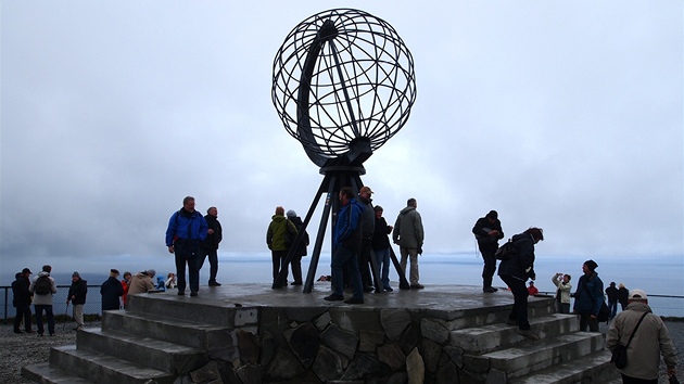 Nordkapp a jeho ocelový glóbus. Nám bohuel nepálo poasí na plnoní slunce.