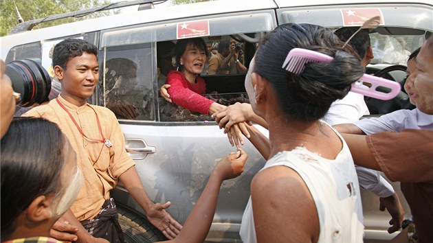 Cesta Su ij do barmského parlamentu je pro zemi velkým zlomem (1. dubna 2012)