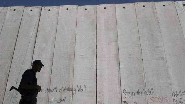 Izraelský voják prochází podél bariéry vytvoené okolo Západního behu.