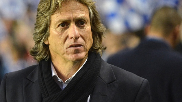 SMAEME MANKO? Jorge Jesus, kou Benfiky Lisabon, ped utkáním na stadionu