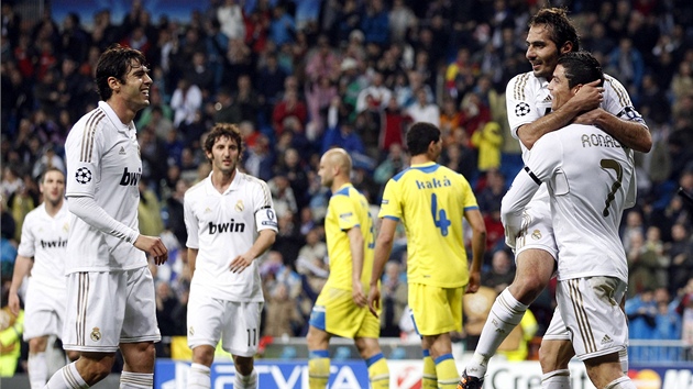 VEDEME! Fotbalisté Realu Madrid oslavují první trefu do sít APOELu Nikósie.