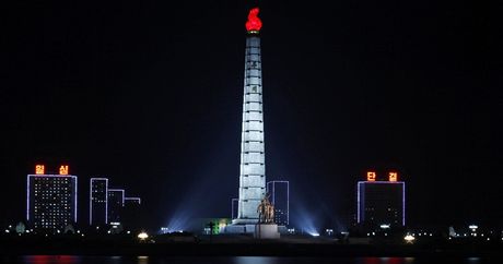 Pomnk v Pchjongjangu oslavujc severeokorejskou ideologii uche (15. dubna