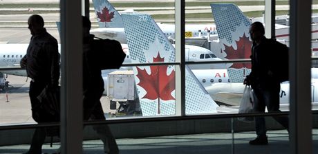 Letadla spolenosti Air Canada na letiti v Torontu