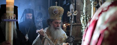 Podle prastaré tradice o velikononí sobot v poledne vejde patriarcha do...