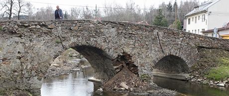 Poniený most v Ronov nad Sázavou. Záchrany se dokal u ped koncem roku. Zda se doká i kompletní opravy, závisí na tom, zda se dohodnou úady.
