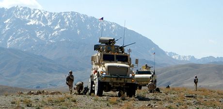 et vojci u vozidel nad dolm eky Dobandaj v afghnskm Lgaru