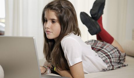 Víte, co dlá vae dospívající dcera na internetu? Moná byste se divili... (Ilustraní snímek)
