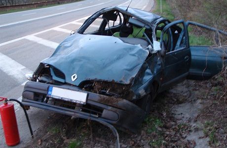 Poniený Renault Mégane po nehod u obce Lípa na Zlínsku. (15. dubna 2012)