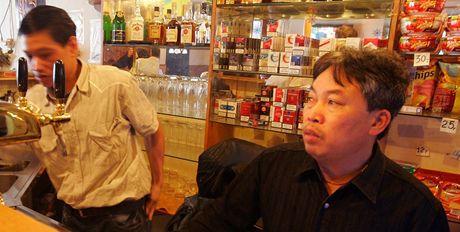 Ta Quonc Duong (vpravo), majitel nonstop baru a herny K2 na chodovském námstí,