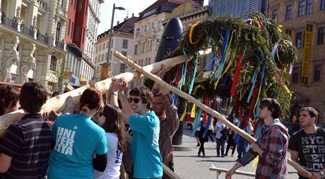 Kandidáti na Krále majálesu spolen s dalími studenty vztyují na brnnském