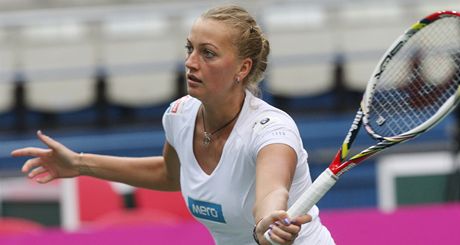 NA TRÉNINKU. Petra Kvitová piluje údery ped fedcupovým semifinále proti Itálii.