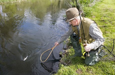 V 6 hodin ráno 16. dubna zaala u nás rybám pstruhová sezona. Ilustraní foto