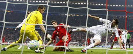 Mnichovský útoník Gomez (v erveném) stílí vítzný gól na 2:1 do sít Realu