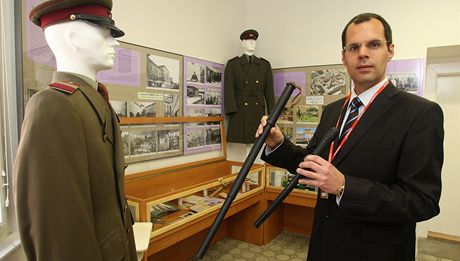 Luká Paleek ukazuje obuky, které vystavuje nové muzeum ve vznici na Borech. 