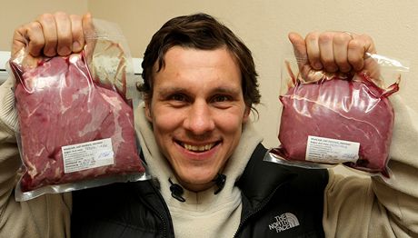 Majitel farmy v Sobsukách u Nepomuku Václav Silovský ukazuje hovzí maso, díky