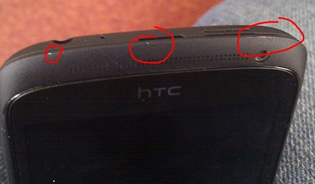 Extrmn tvrd vrstva krytu HTC One S se u pstroj z vadn srie loupe