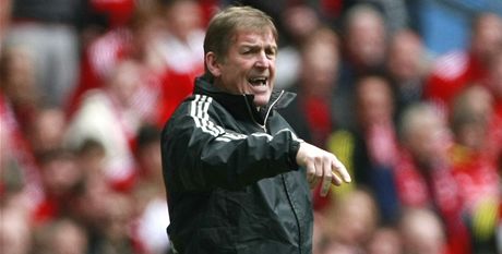 Kenny Dalglish diriguje fotbalisty Liverpoolu. 