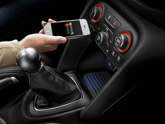 Bezdrátové nabíjení mobil v Dodge Dart
