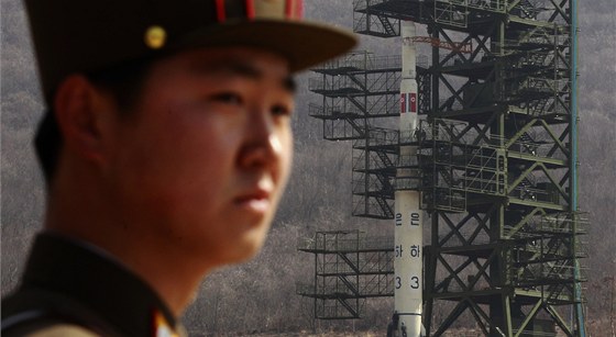 Severokorejská raketa Unha-3 pipravená na odpalovací ramp v Tongang-ri (9.