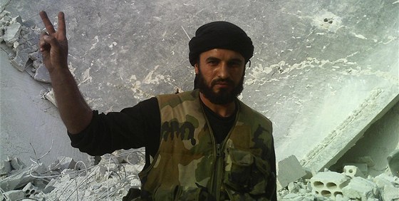 Syrský povstalecký bojovník v provincii Idlíb (10. dubna 2012)
