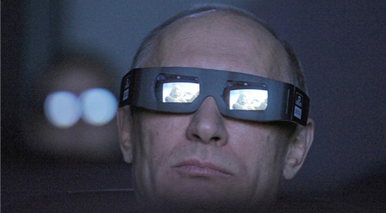 Vladimir Putin sleduje 3D pedstavení v moskevském planetáriu. 