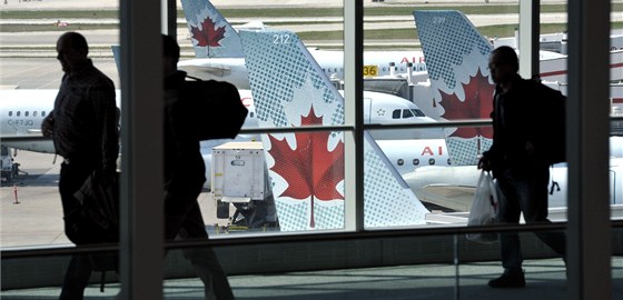 Letadla spolenosti Air Canada na letiti v Torontu